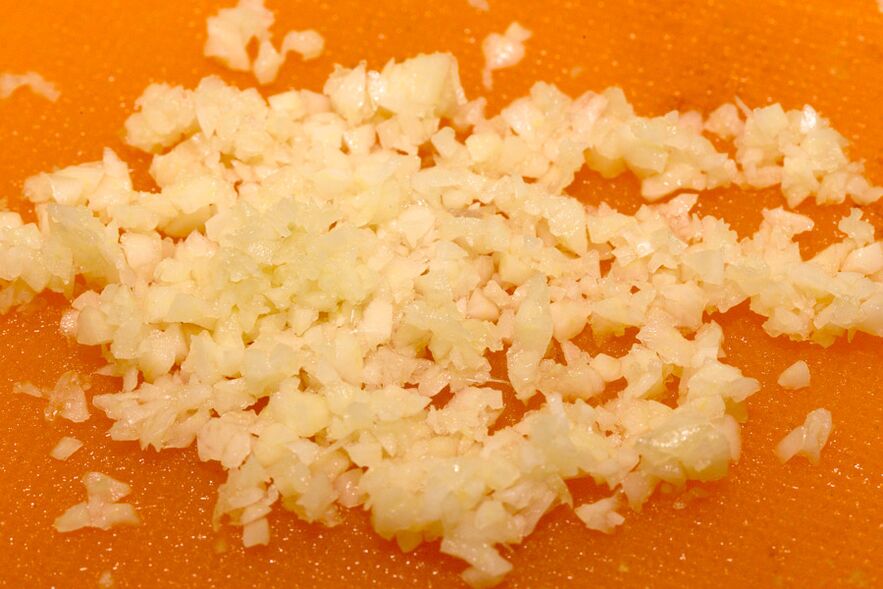 Chopped garlic - a base for tincture that removes parasites